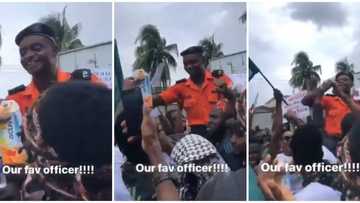 Kalli yadda masu zanga-zanga suka karrama wani dan sanda mai bayar da hannu a titi saboda kwazonsa (bidiyo)