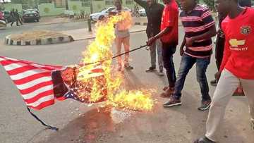 Yanzu Yanzu: Yan shi’a sun yi zanga-zanga, sun kona tutar Amurka kan kisan Soleimani