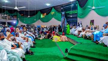 Gwamna Ganduje ya gabatar da sandan girma ga sarkin Bichi, Nasiru Ado-Bayero