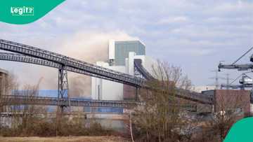 US large coal-burning power plant for over 50 years collapses