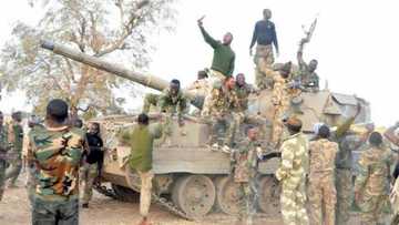 Buratai ya bukaci Sojoji su yi wa Boko Haram dukan karshe bayan sayo sababbin makamai