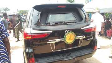 BREAKING: Imo youths attack Governor Hope Uzodinma (photo)