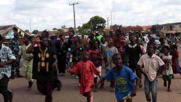 Bidiyo da Hotunan Shagalin da ya Barke a Gidan Oyebanji, Bagudu, Badaru da Wasu 'Yan Siyasa Sun ziyarcesa