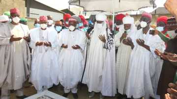 Sarkin Kano ya kai wa Kwankwaso ziyara, ya yi masa ta’aziyyar Mahaifinsa (Hotuna)