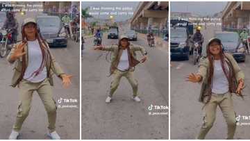 "Aunty you get mind o": Video shows female corps member dancing in the middle of the road, police van halts