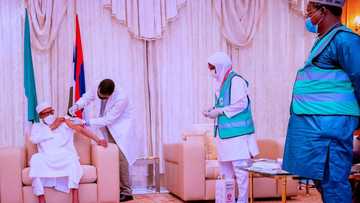 Da dumi-dumi: Shugaba Buhari ya karbi allurar rigakafin korona kashi na biyu