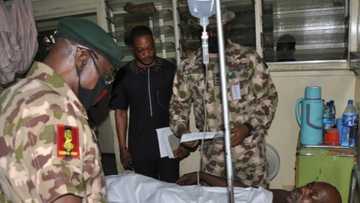Hotunan COAS Farouk Yahaya ya ziyarci sojojin da suka samu rauni a Maiduguri