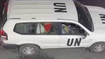 Bidiyon wani mutum da mace suna lalata a kan titi cikin mota mai tambarin UN ya janyo cece-kuce