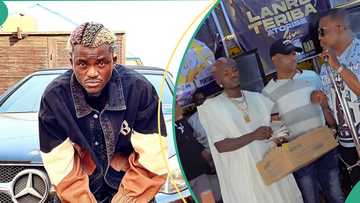 Portable makes money rain on gospel singer Lanre Teriba as he performs in his Odogwu bar, clip trends