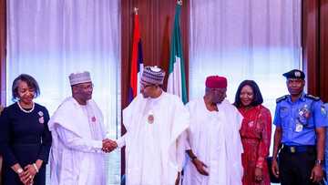 Da dumi-dumi: Buhari yana ganawa da shugaban INEC a Villa (Hotuna)