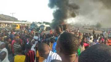 Masu Zanga-Zanga Sun Tare Hanyar Abuja-Kaduna Kan Sace Mutum 30 Da Yan Bindiga Suka Yi