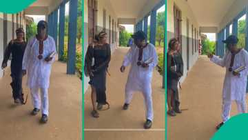 Head of department reacts as beautiful lady holds his hand openly: "I was scared"