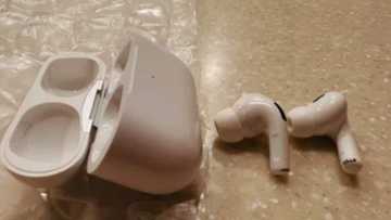 Woman tracks down lost airpod to a flight attendant house, did all she can to get it back