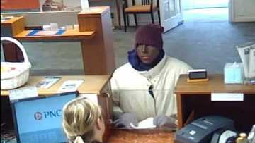 Asiri ya tonu: Bature ya yi shiga irinta bakar fata yaje ya yi fashi a banki