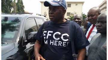 Yanzu-yanzu: Fayose ya dira ofishin EFCC da jakan kayansa