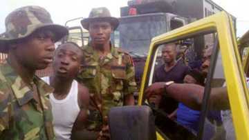 Army officers stop white man, policeman from breaking traffic law