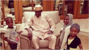 Lokacin yara: Shugaba Buhari cikin raha tare da wasu yara (hoto)