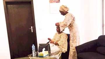 Tsintsiya madaurinki daya: An gano Dolapo Osinbajo tana taya Aisha Buhari daurin dankwali