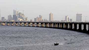 Kashe kai: Hukumomi na kokarin ciro gawar ko ceto wata mata da ta fada ruwa daga gadar Legas