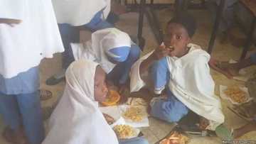 See how pupils in Kano state were served food on sheet of paper (photo, video)