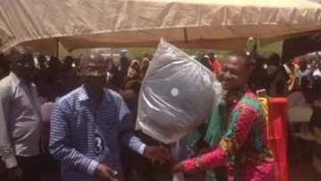 Ana nan dai: Malamin dake cinye kilomita 42 a ƙafa don zuwa makaranta ya samu kyautar fanka (Hoto)