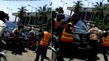 Dan sanda abokin kowa: Dan sanda ya yiwa wani mai mota dukan tsiya, saboda kawai yazo ya wuce shi a mota