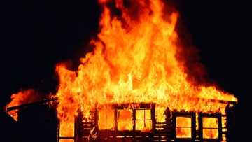 Kwamacala: Wasu fusatattun samari sun bankawa gidan Dan sanda wuta ya kone kurmus