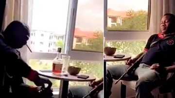 Mai dokar bacci ya buge da gyan-gyadi: Kalli hotuna da Bidiyon wasu ‘Yan sandan SARS na shan wiwi da giya