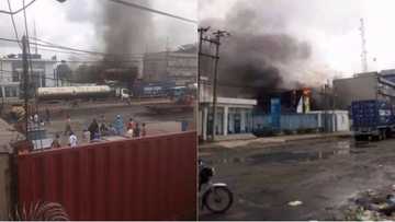 BREAKING: Bank set ablaze as protest rocks Apapa after policeman shot dead tanker driver (photo)