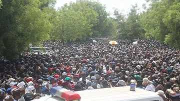 Hawaye sun kwaranya yayinda aka binne Marigayi Isyaka Rabiu a Kano (hotuna)