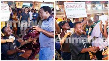 After predicting another World War, see what Pastor TB Joshua did to this blind man in the church (photos)