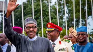 Shugaba Buhari ya yiwa 'barayin gwamnati' wata albashir bayan dawowarsa daga Landan