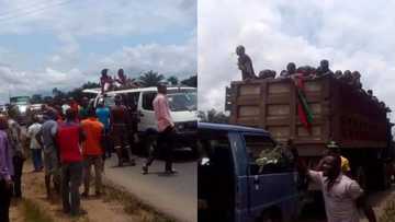 Thousands of IPOB supporters head to Nnamdi Kanu’s home as army lay siege (photos)