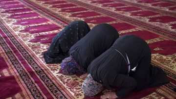 Mata na son su dunga hada sahu da maza a wajen sallah