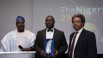 Shugaban Hafsun Sojin Najeriya Buratai ya karbi wata kyauta a Ingila