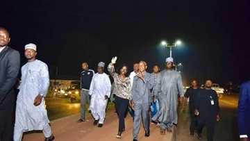 Gwamna Nasir Ahmad El-Rufai kenan yana duba fitilun kan titi da aka saka a cikin garin Kaduna da kan sa