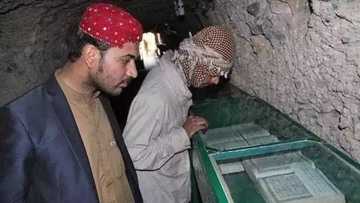 Duba nan kaga wani kogo inda aka binne Al-Qur’ani guda miliyan 2.5 (Hotuna)