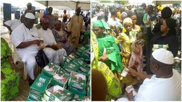 2019: Nigerian senator takes to the street to share N500 notes as 'dividends of democracy' (photos)