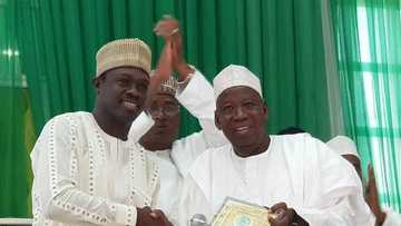 Ali Nuhu ya mika kyautar lambar yabo da Kannywood ta bawa gwamna Ganduje