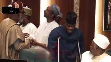 Duk da ya gurde a kafa, gwamna Bello ya halarci taro a fadar shugaban kasa cikin sandunan guragu