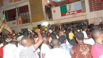 Jama’a daga jihar wani gwamna a kudu sun yi zanga-zangar adawa da niyyarsa ta son komawa APC