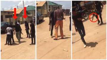 See what Lagos residents did to policemen who allegedly SHOT at them (photos, video)