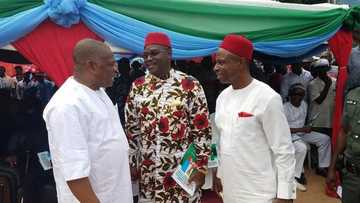 Sanata, tsohon minista da wasu 13 daga wata jihar kudu sun canja sheka daga PDP zuwa APC, kalli hotuna
