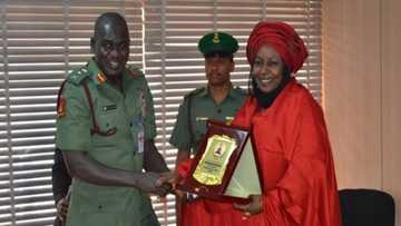 Uwargidar Buratai ta yi ma wasu al’ummar jahar Taraba sha tara ta arziki