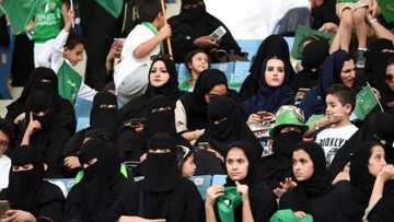 Mata a kasar Iran sun canza kama don su shiga filin wasanni suyi kallon wasan kwallon kafa