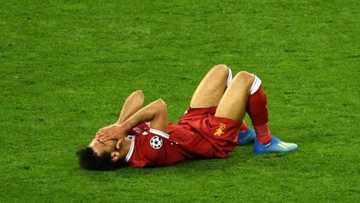 Panic in Russia as stubborn fan grabs Mohamed Salah's left shoulder as security men intervene (photos, video)