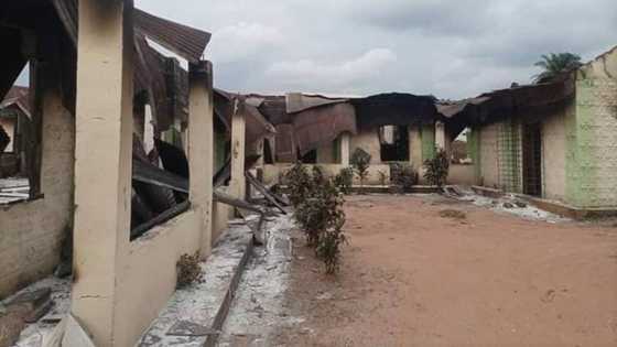 Breaking: Officers killed as hoodlums bomb NIS office, torch police station in Abia, release suspects