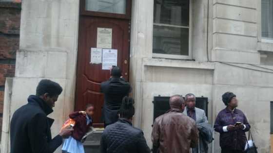 An kori mutum 50 daga ofishin jakadancin Najeriya a Ingila, ko me yayi zafi?