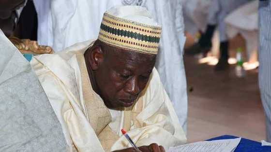 Ganduje ya nada hadimai 3 na musamman akan aikin fitilun haska titi