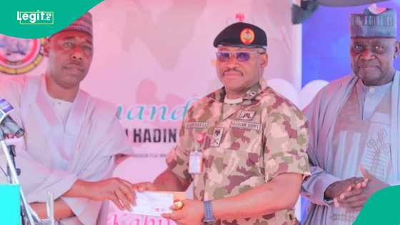 Gwamna Zulum ya tuna da iyalan sojojin da suka rasu a fagen daga, ya ba su tallafi